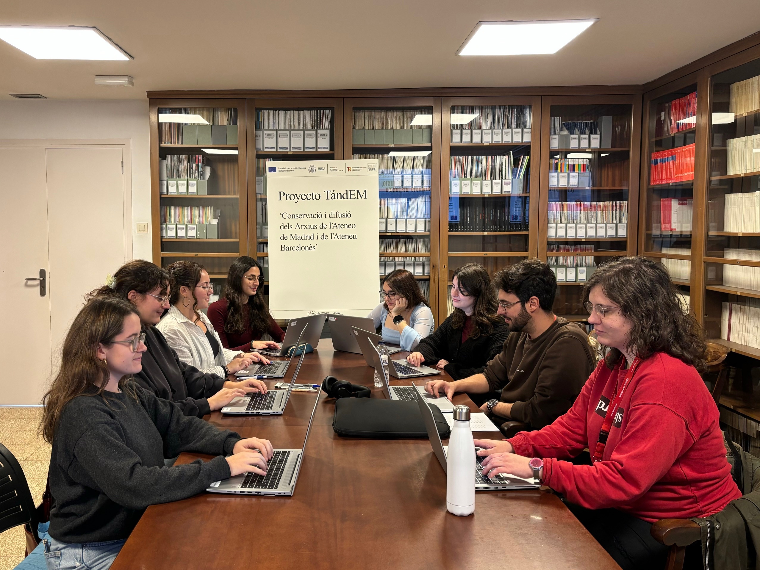 Alumnes del projecte Tàndem atenent